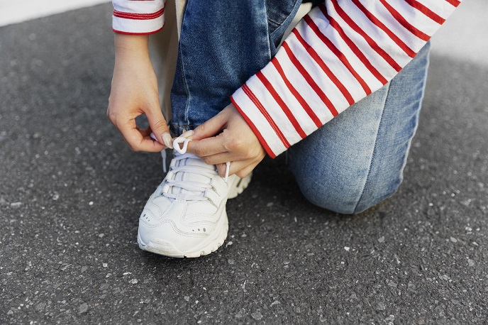 Ребенок завязывает шнурки