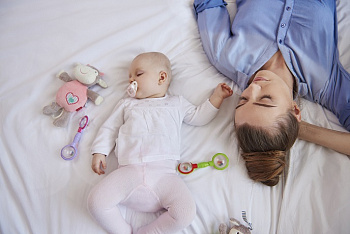 Как быстро уложить ребенка спать? Подбираем метод по возрасту малыша